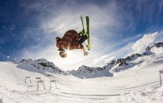 【开云】埃泽庆祝动作引争议，暗嘲理查利森还是无心之举？